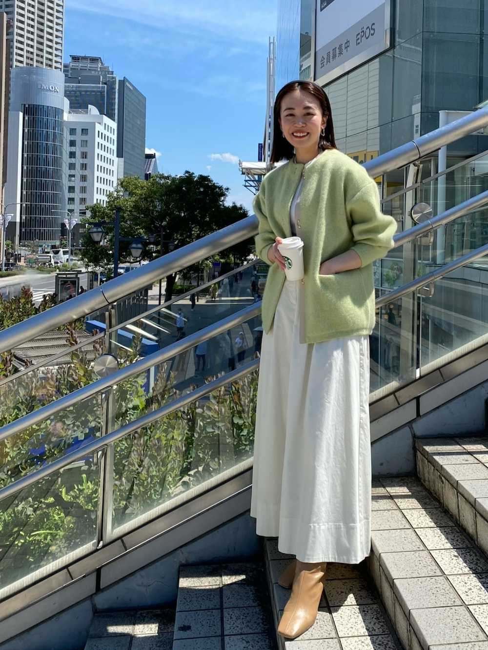 グリーン系のカーディガン/ボレロを着用したレディースの夏コーディネートの3枚目の写真
