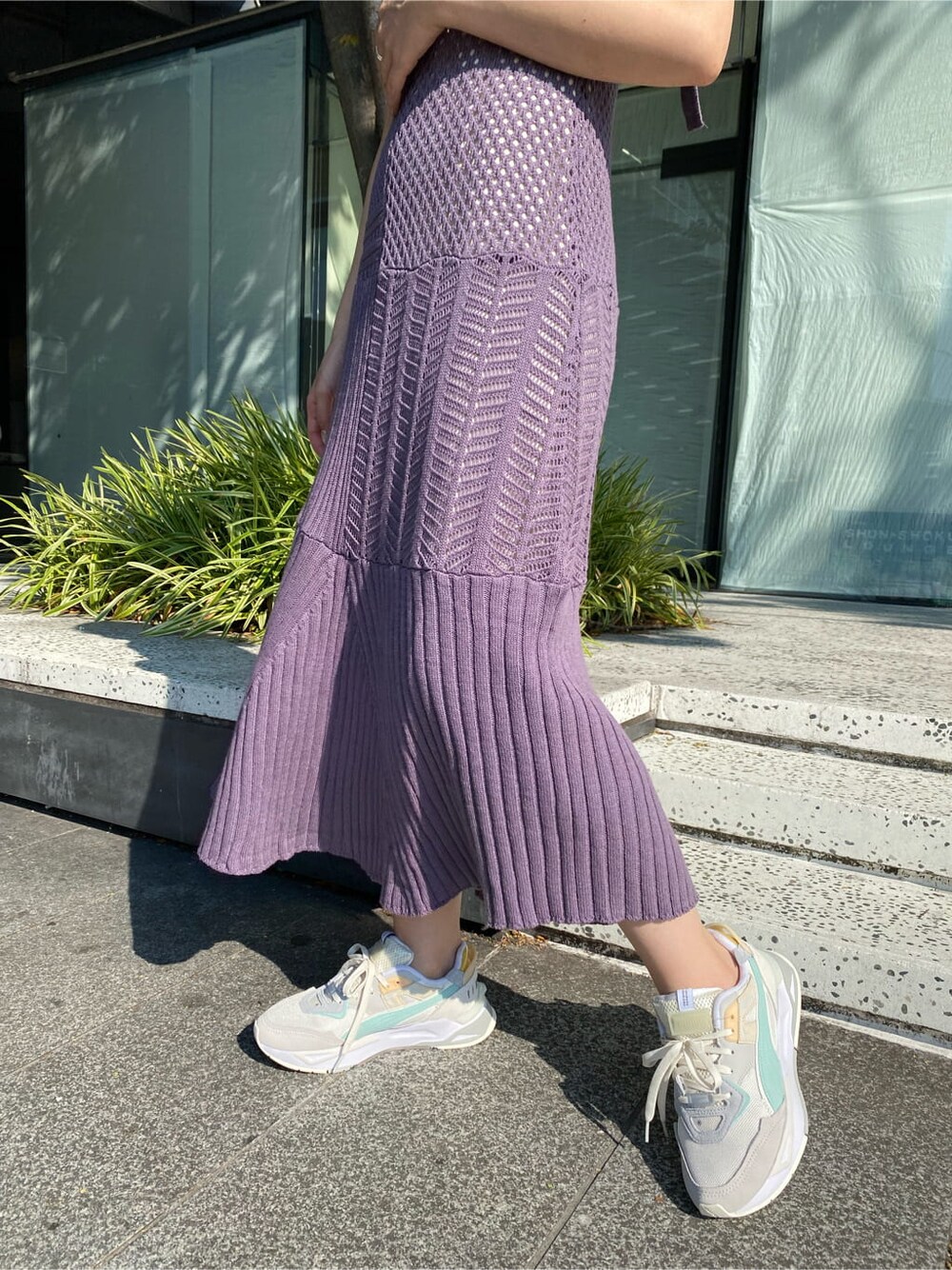 パープル系のワンピース、ホワイト系のスニーカーを着用したレディースの夏コーディネートの4枚目の写真