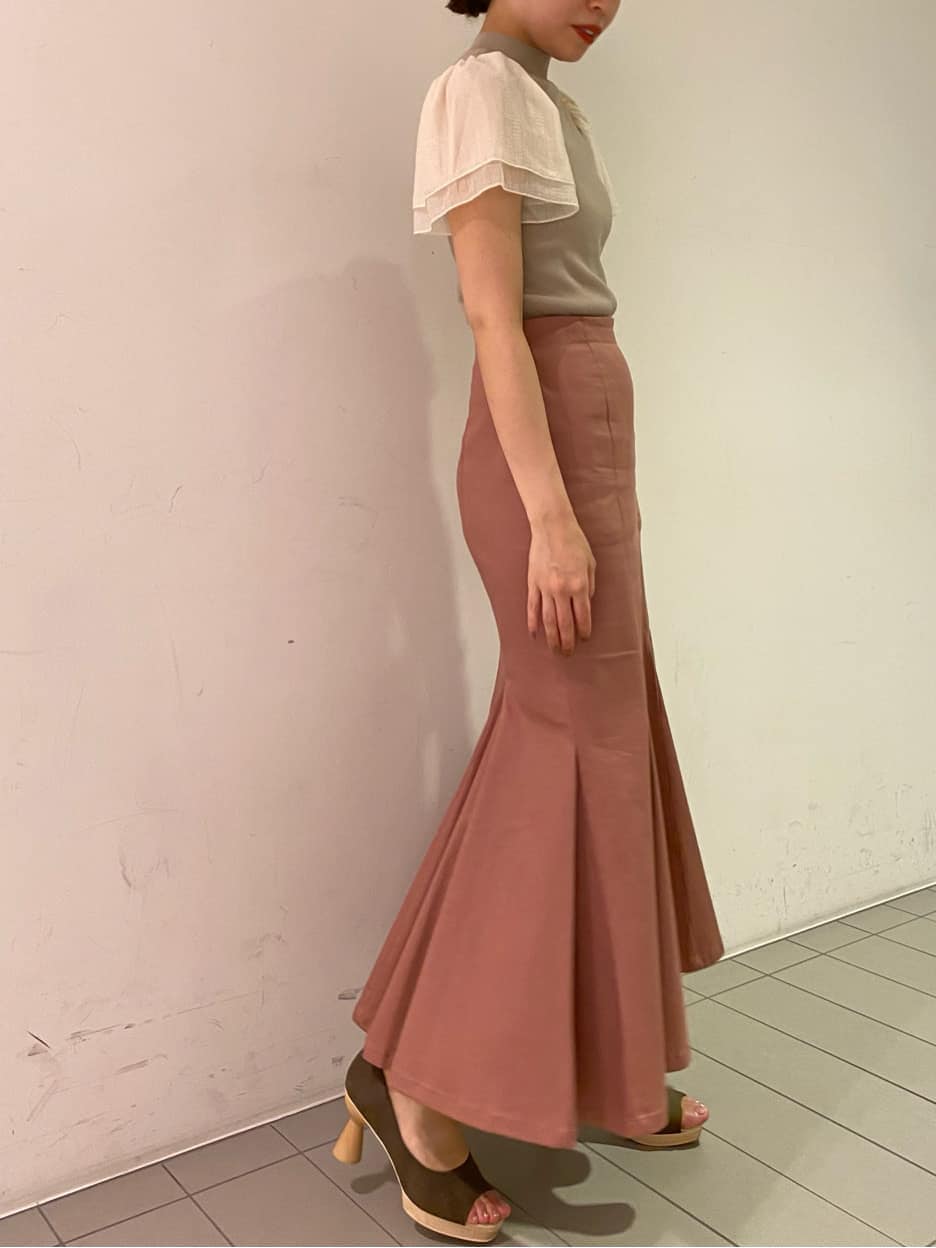 ブラウン系のパンプス、ピンク系のスカート、ベージュ系のニット/セーターを着用したレディースの夏コーディネートの3枚目の写真