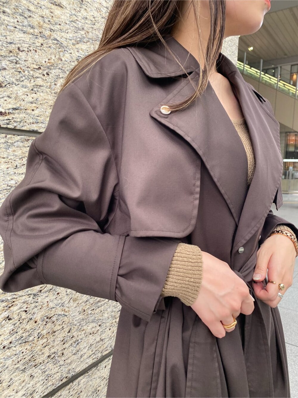 ブラック系のその他シューズ、ブラウン系のその他アウター、ホワイト系のその他パンツを着用したレディースの秋コーディネートの6枚目の写真