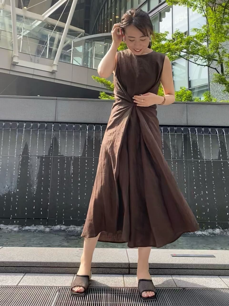 ブラック系のその他シューズ、ブラウン系のワンピース、ブラック系のベルトを着用したレディースの夏コーディネートの3枚目の写真