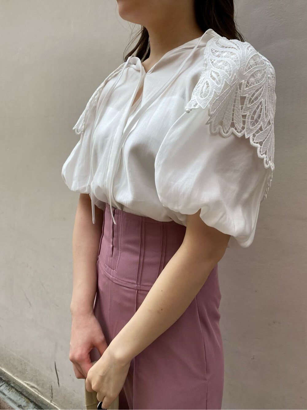 ホワイト系のシャツ/ブラウス、ホワイト系のハンドバッグ、ピンク系のその他パンツを着用したレディースの春コーディネートの2枚目の写真