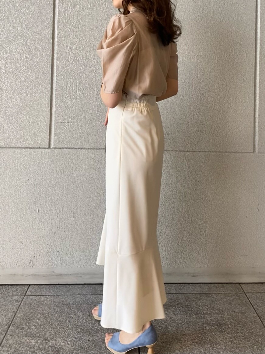 ベージュ系のシャツ/ブラウス、ブルー系のパンプス、パープル系のハンドバッグを着用したレディースの春コーディネートの3枚目の写真