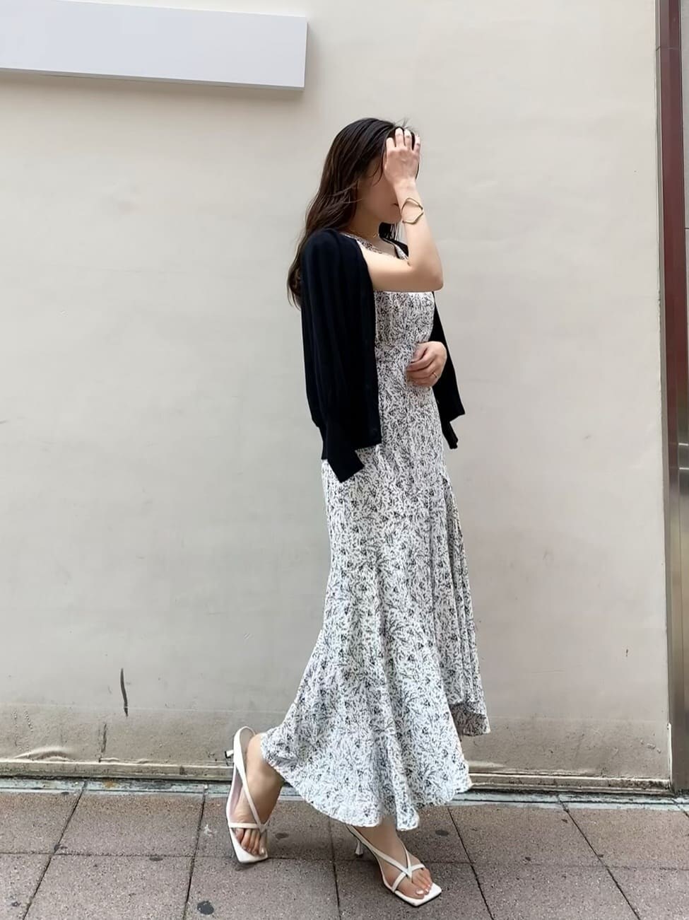 ブラック系のカーディガン/ボレロ、ホワイト系のワンピースを着用したレディースの夏コーディネートの4枚目の写真