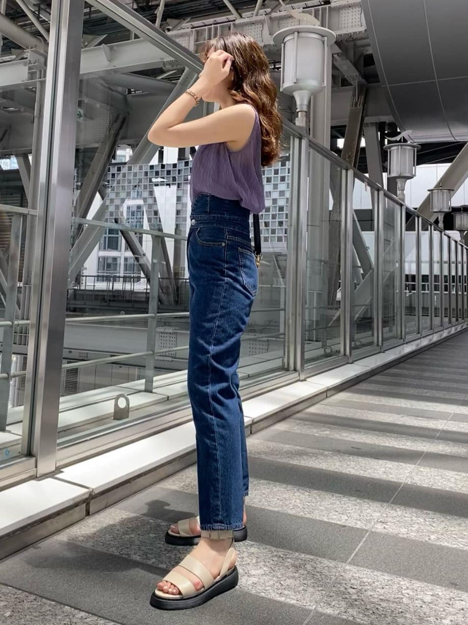 ホワイト系のサンダル、ブルー系のデニムパンツ、パープル系のシャツ/ブラウスを着用したレディースの夏コーディネートの3枚目の写真