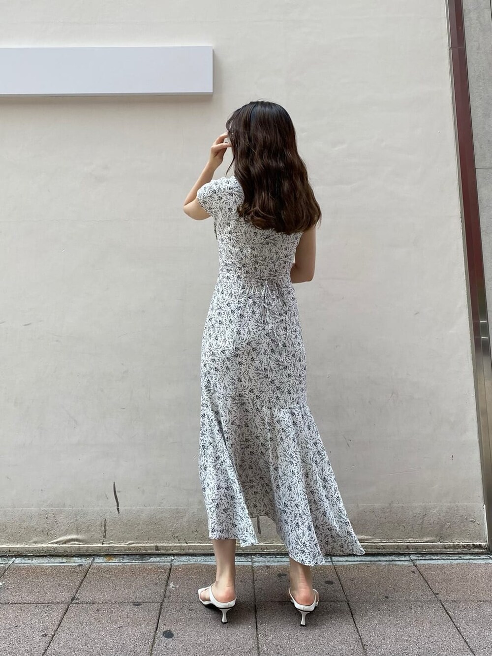 ブラック系のカーディガン/ボレロ、ホワイト系のワンピースを着用したレディースの夏コーディネートの5枚目の写真