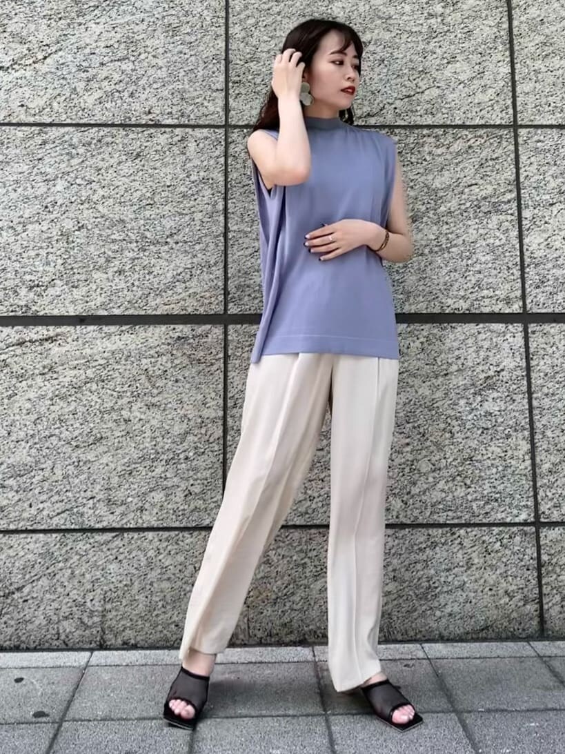 ホワイト系のその他パンツ、ブラック系のその他シューズ、ブルー系のニット/セーターを着用したレディースの夏コーディネートの2枚目の写真