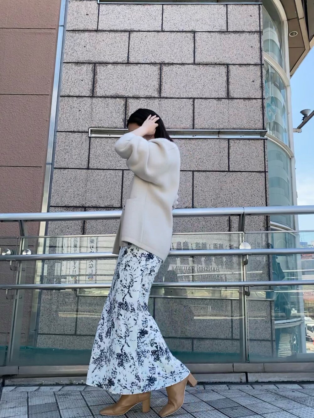 ホワイト系のカーディガン/ボレロを着用したレディースの夏コーディネートの3枚目の写真