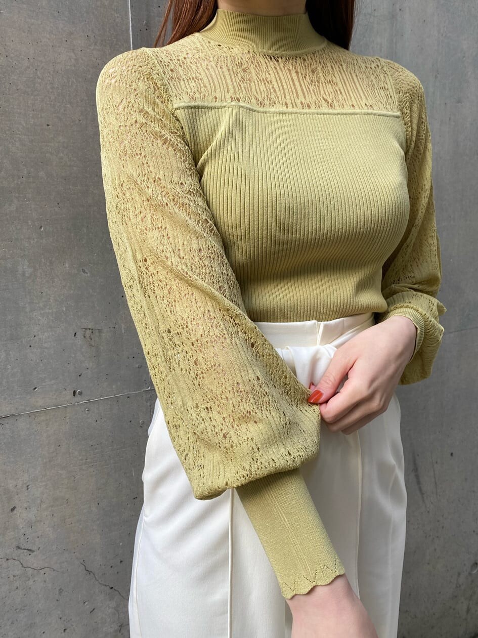 ホワイト系のその他パンツ、ベージュ系のノーカラーコート、イエロー系のニット/セーターを着用したレディースの冬コーディネートの5枚目の写真