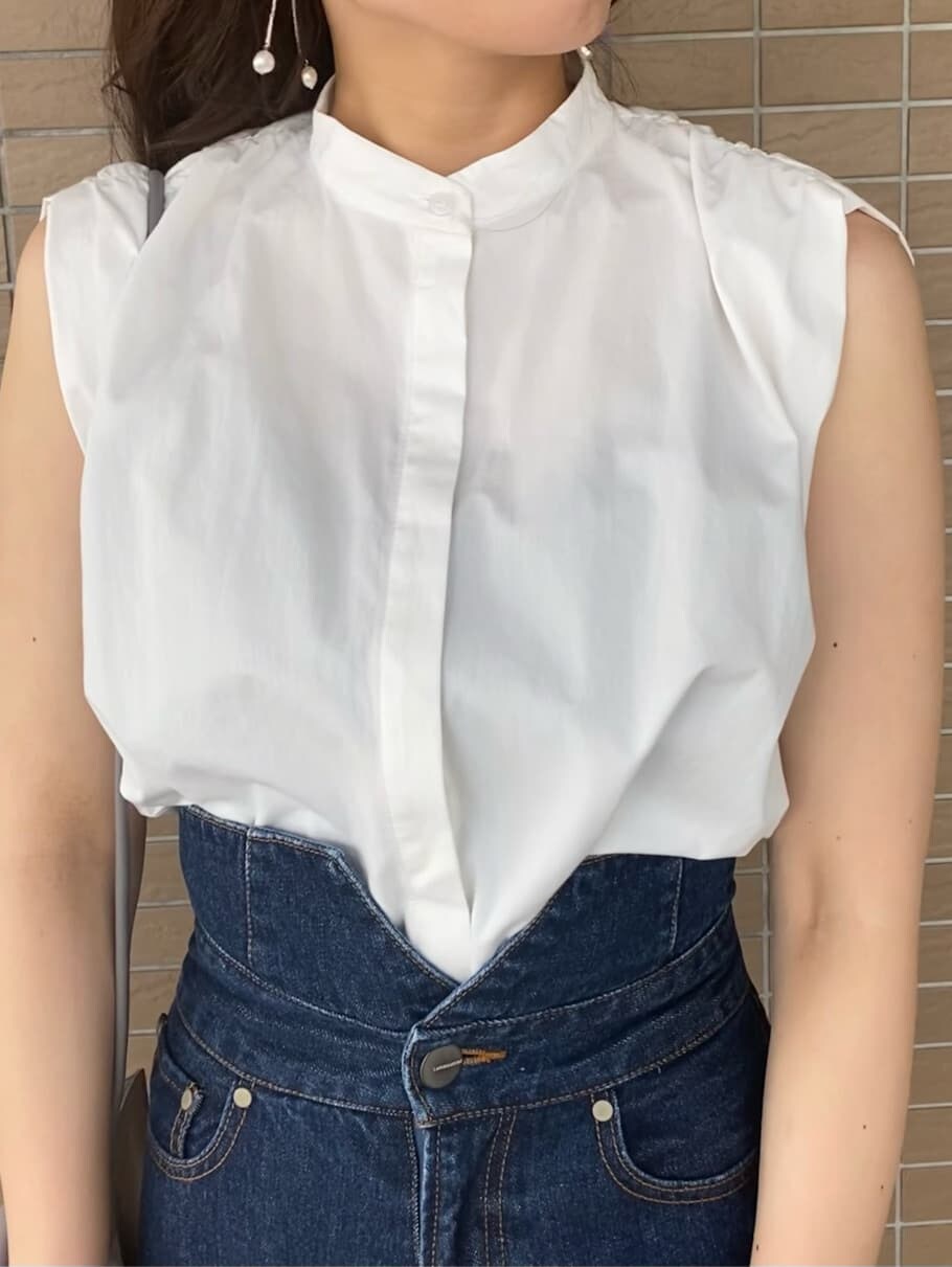 ブルー系のデニムパンツ、ホワイト系のシャツ/ブラウスを着用したレディースの夏コーディネートの3枚目の写真