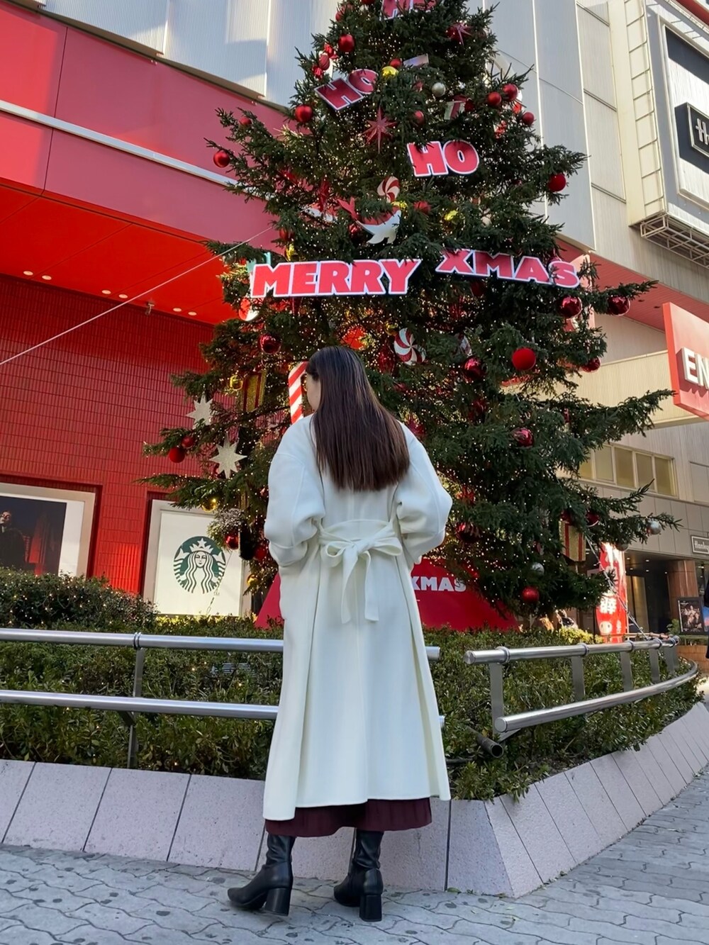 ホワイト系のその他アウター、ピンク系のワンピースを着用したレディースの秋コーディネートの5枚目の写真