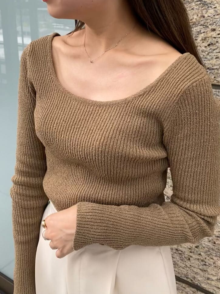 ブラック系のその他シューズ、ブラウン系のその他アウター、ホワイト系のその他パンツを着用したレディースの秋コーディネートの3枚目の写真