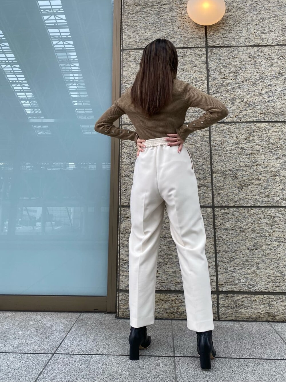 ブラック系のその他シューズ、ブラウン系のその他アウター、ホワイト系のその他パンツを着用したレディースの秋コーディネートの4枚目の写真