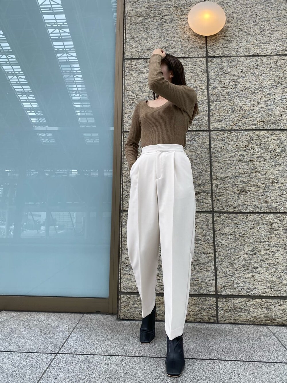 ブラック系のその他シューズ、ブラウン系のその他アウター、ホワイト系のその他パンツを着用したレディースの秋コーディネートの2枚目の写真