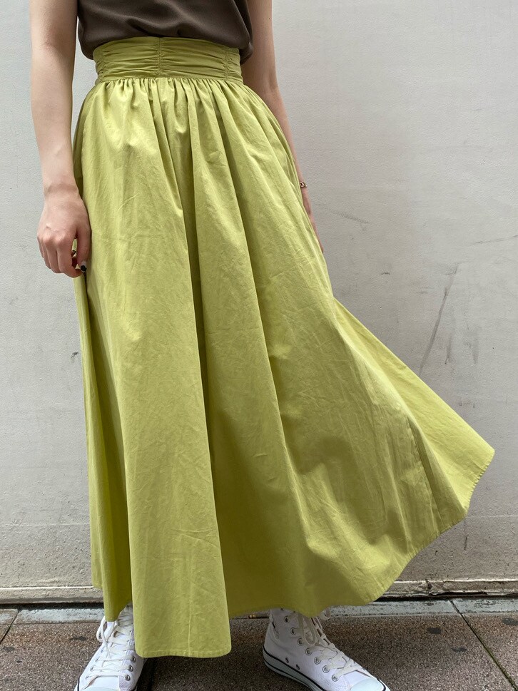 ブラウン系のニット/セーター、グリーン系のスカートを着用したレディースの夏コーディネートの5枚目の写真