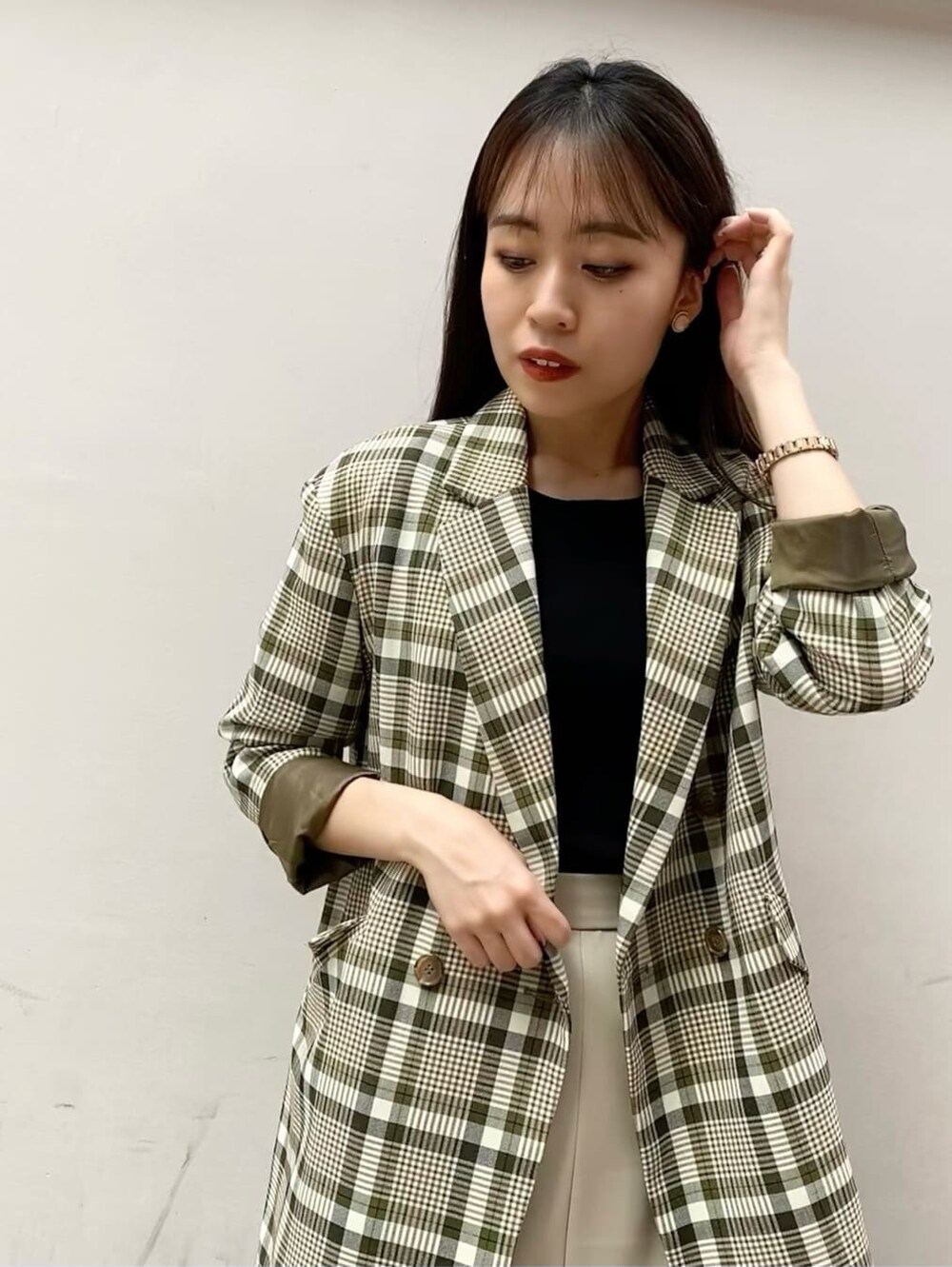 ホワイト系のスカート、ブラック系のその他シューズ、その他のテーラードジャケットを着用したレディースの秋コーディネートの3枚目の写真