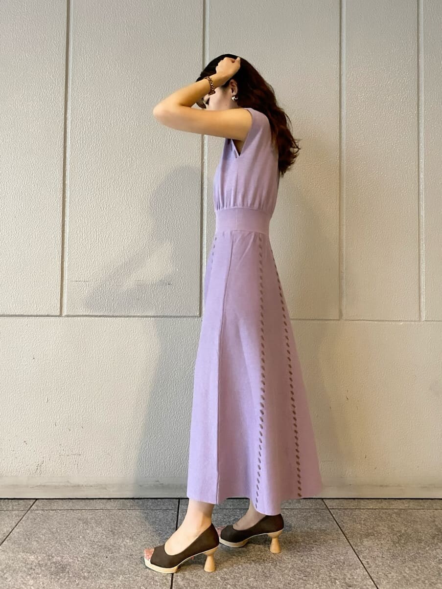 ブラウン系のパンプス、ブラック系のハンドバッグ、パープル系のワンピースを着用したレディースの夏コーディネートの3枚目の写真