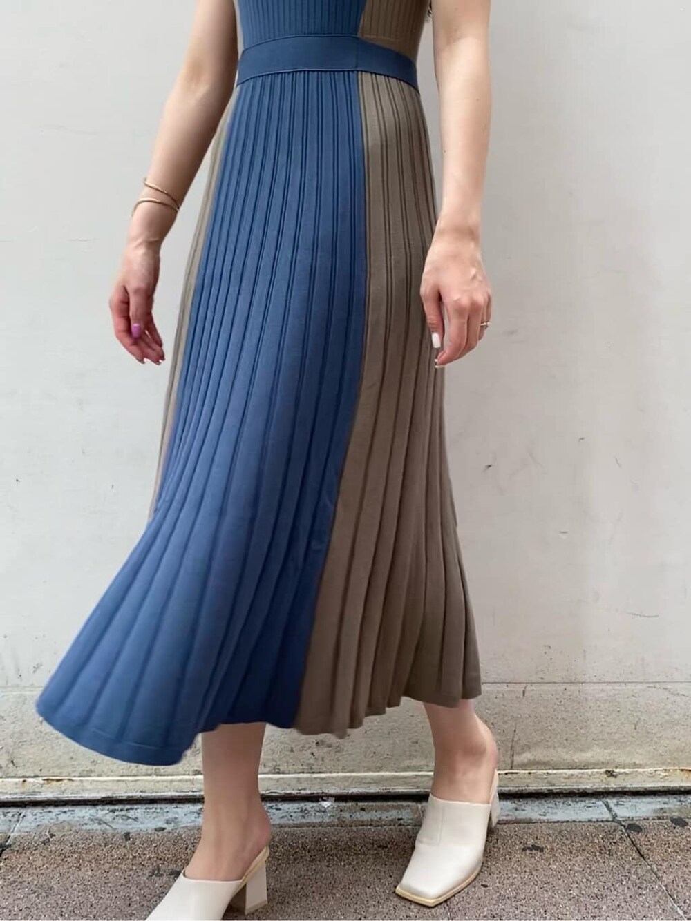 ブルー系のワンピースを着用したレディースの夏コーディネートの2枚目の写真