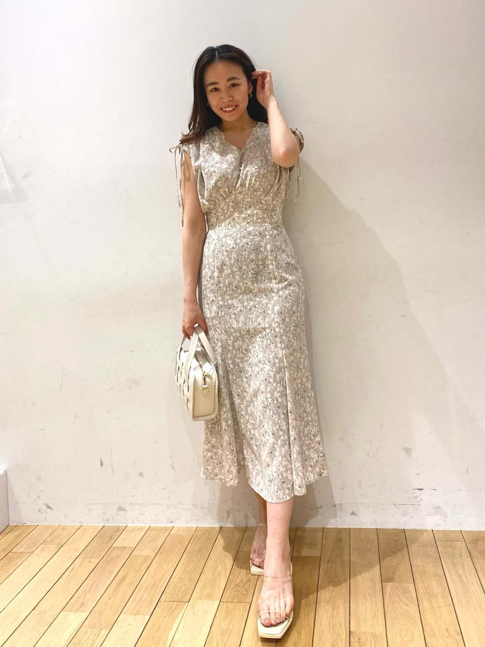 グレー系のワンピースを着用したレディースの春コーディネートの2枚目の写真