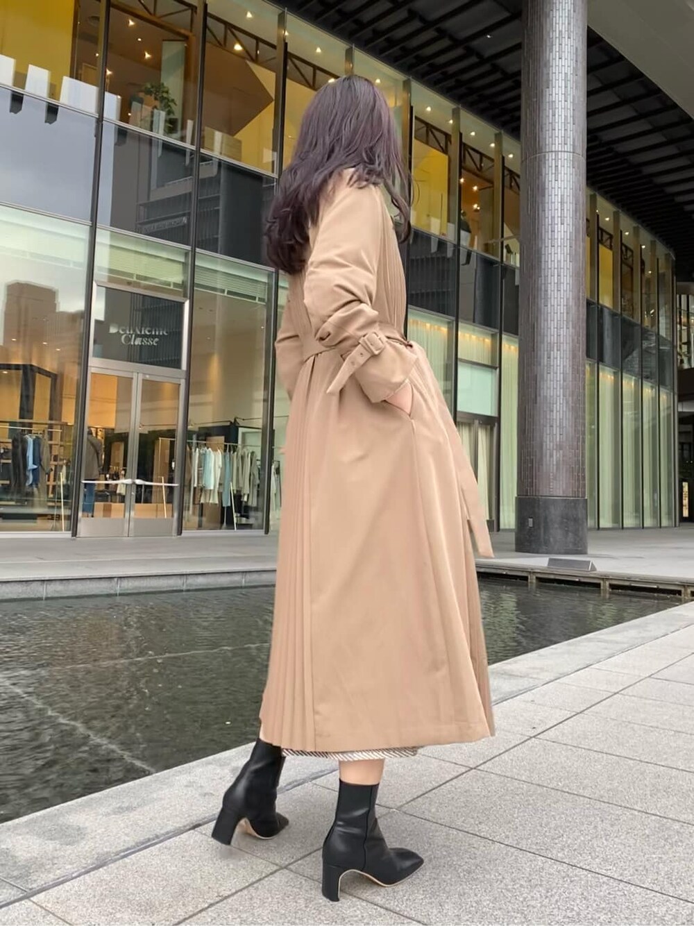 ブラック系のその他シューズ、ベージュ系のその他アウター、ベージュ系のその他アウターを着用したレディースの秋コーディネートの8枚目の写真