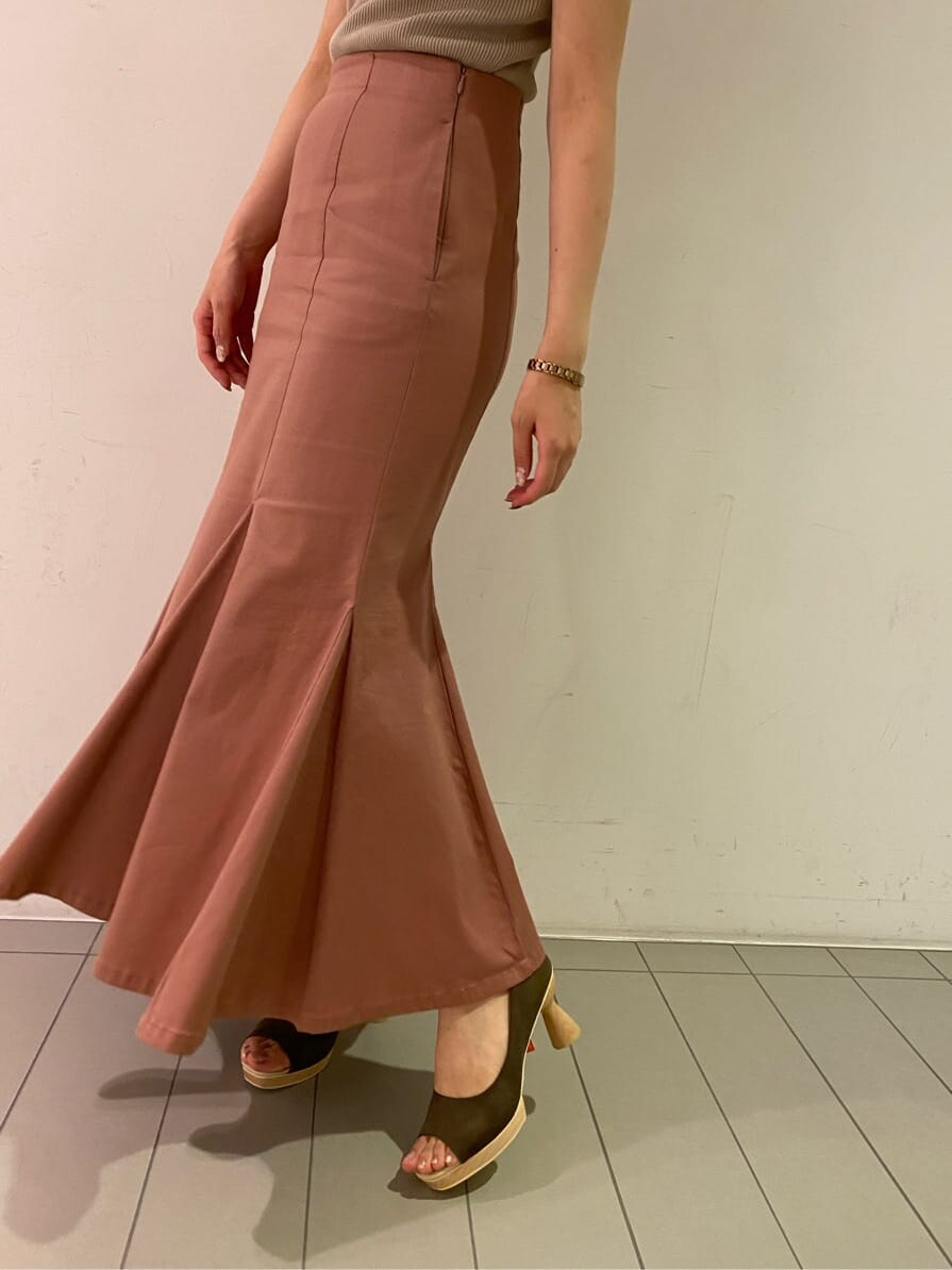 ブラウン系のパンプス、ピンク系のスカート、ベージュ系のニット/セーターを着用したレディースの夏コーディネートの4枚目の写真