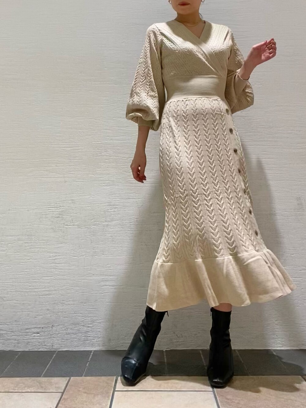「ニットワンピース、ケーブル編み、カシュクール、ロングコート」｜「LAGUNAMOONのカシュクールケーブルニットワンピース（ワンピース、ホワイト系）」を使った、林さん（レディース・163cm）の秋コーディネートの2枚目の写真