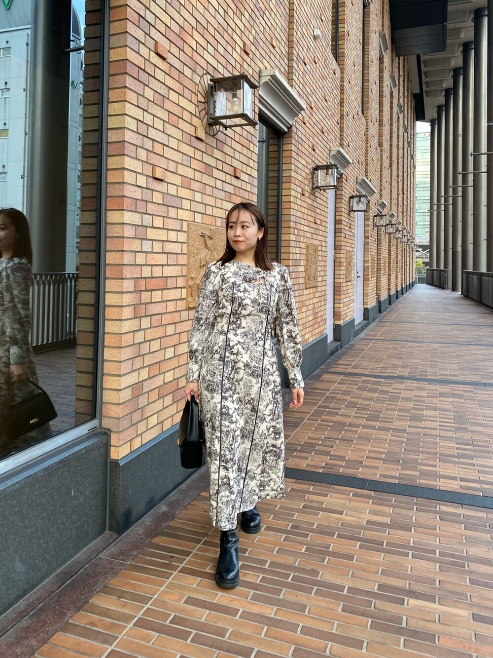 ホワイト系のダウンジャケット/コート、ホワイト系のワンピースを着用したレディースの冬コーディネートの2枚目の写真