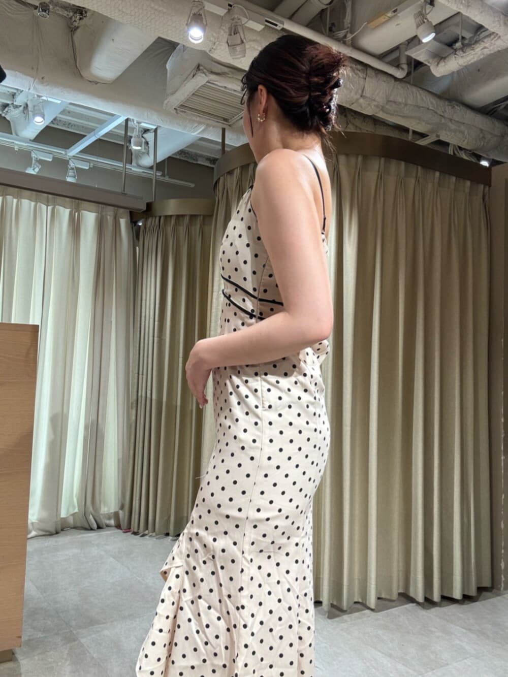 ブラック系のパンプス、ホワイト系のワンピースを着用したレディースの秋コーディネートの5枚目の写真