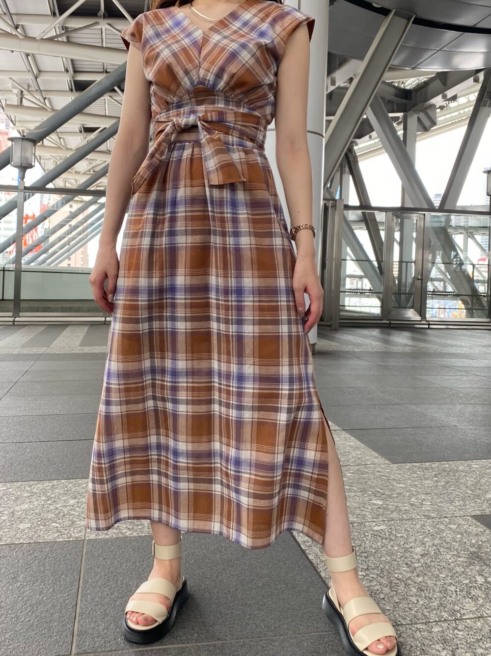 ブラウン系のワンピース、ホワイト系のサンダルを着用したレディースの夏コーディネートの3枚目の写真