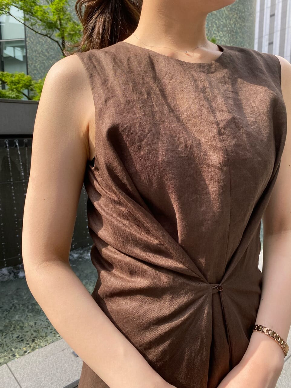 ブラック系のその他シューズ、ブラウン系のワンピース、ブラック系のベルトを着用したレディースの夏コーディネートの4枚目の写真