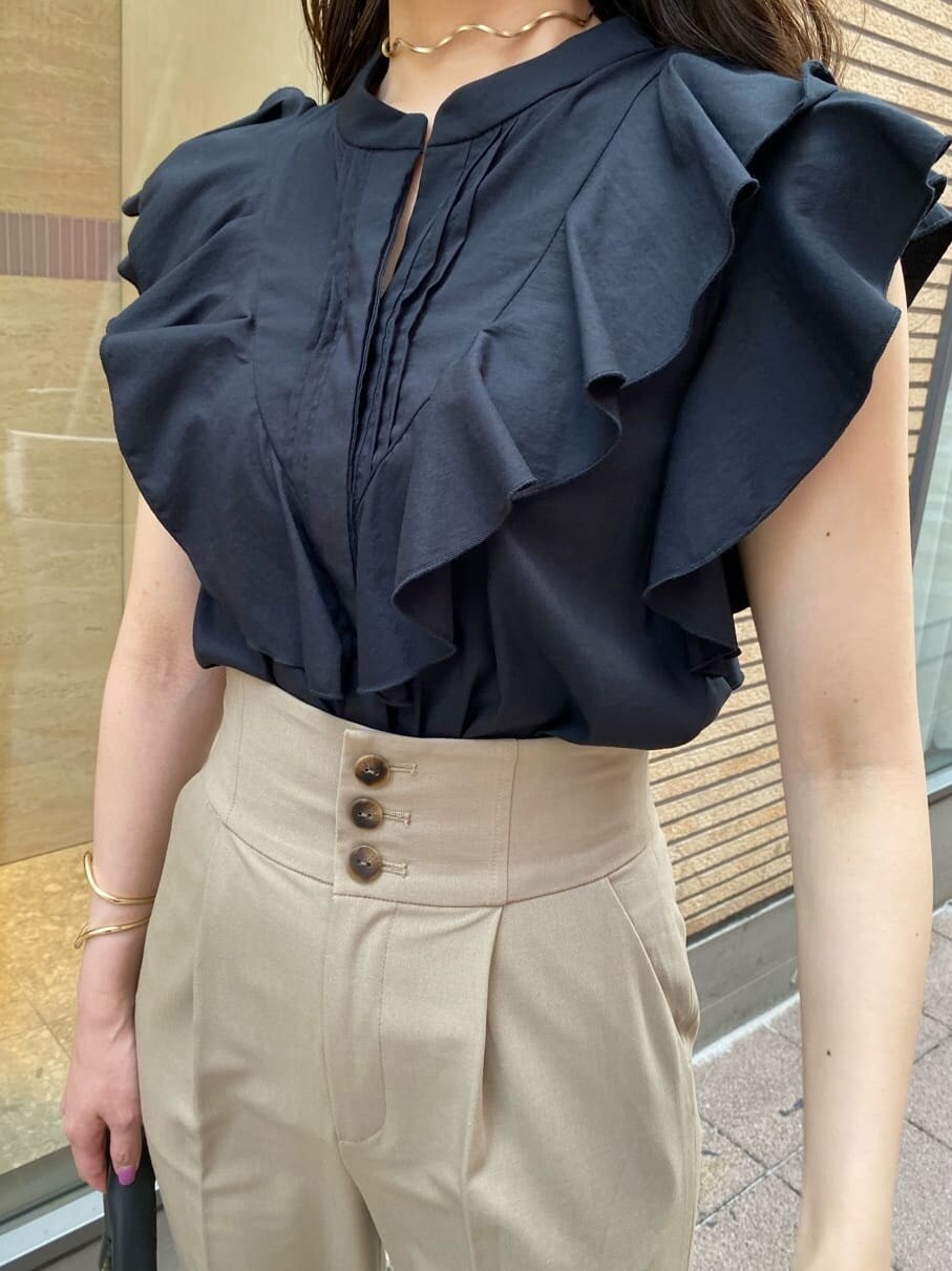 ベージュ系のその他パンツ、ブラック系のハンドバッグ、ブラック系のシャツ/ブラウスを着用したレディースの夏コーディネートの4枚目の写真