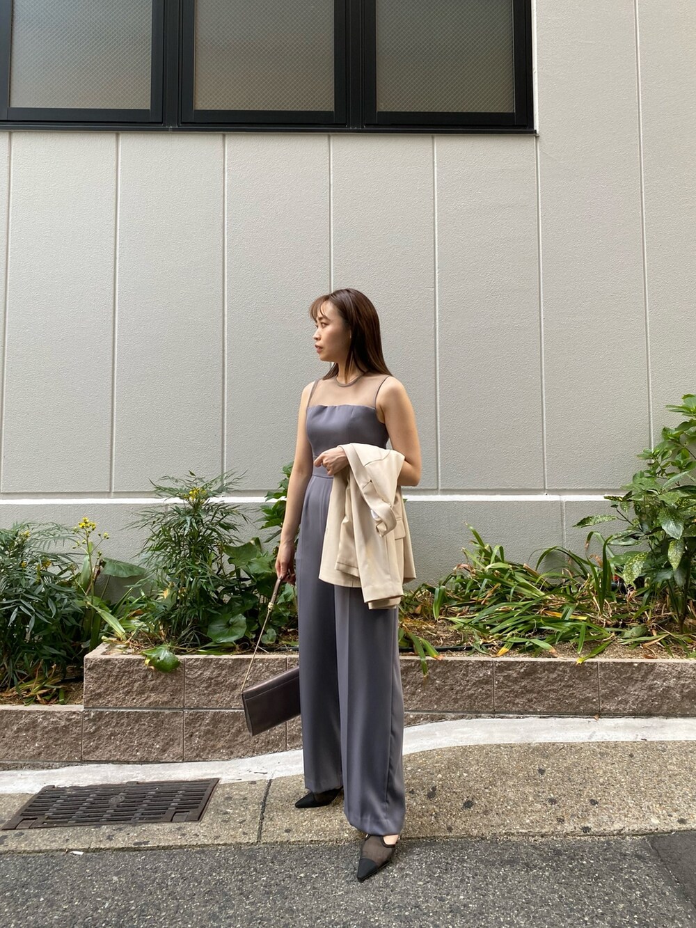 グレー系のパンツドレスを着用したレディースの秋コーディネートの4枚目の写真