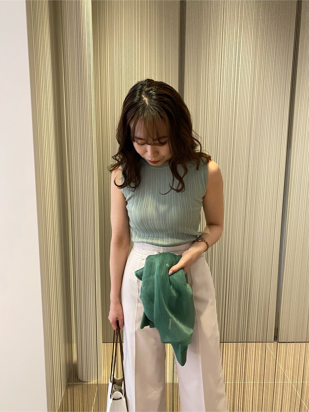 ホワイト系のその他パンツ、ブラック系のその他シューズ、ホワイト系のハンドバッグを着用したレディースの春コーディネートの4枚目の写真