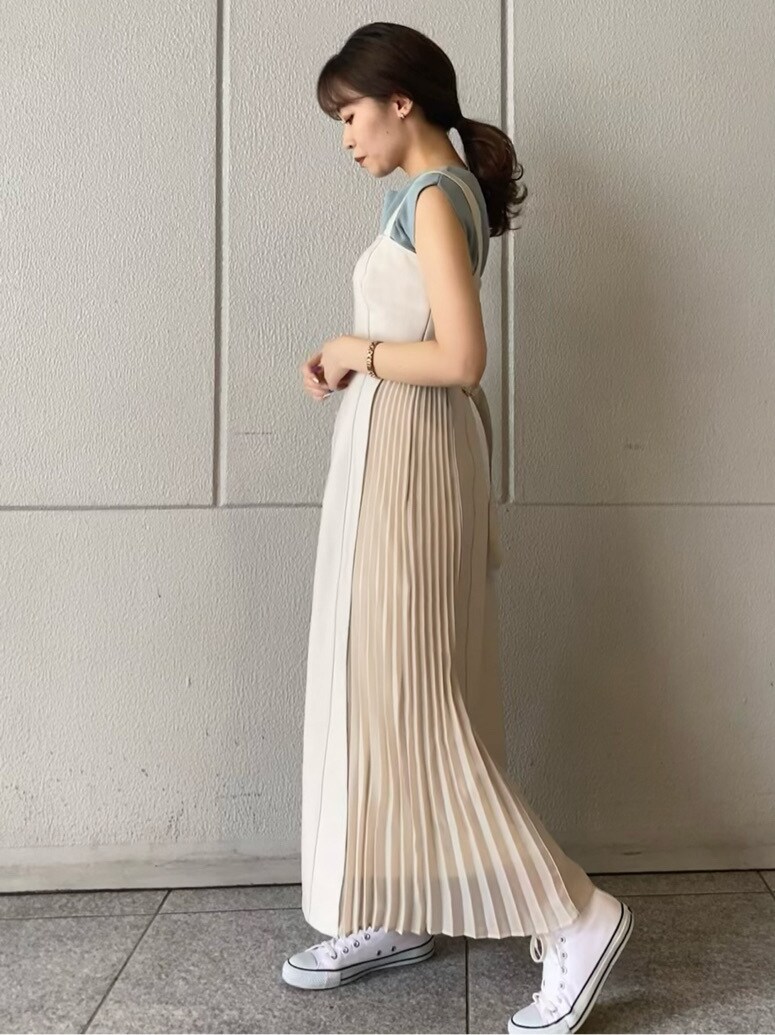 ホワイト系のワンピース、グリーン系のニット/セーターを着用したレディースの春コーディネートの2枚目の写真