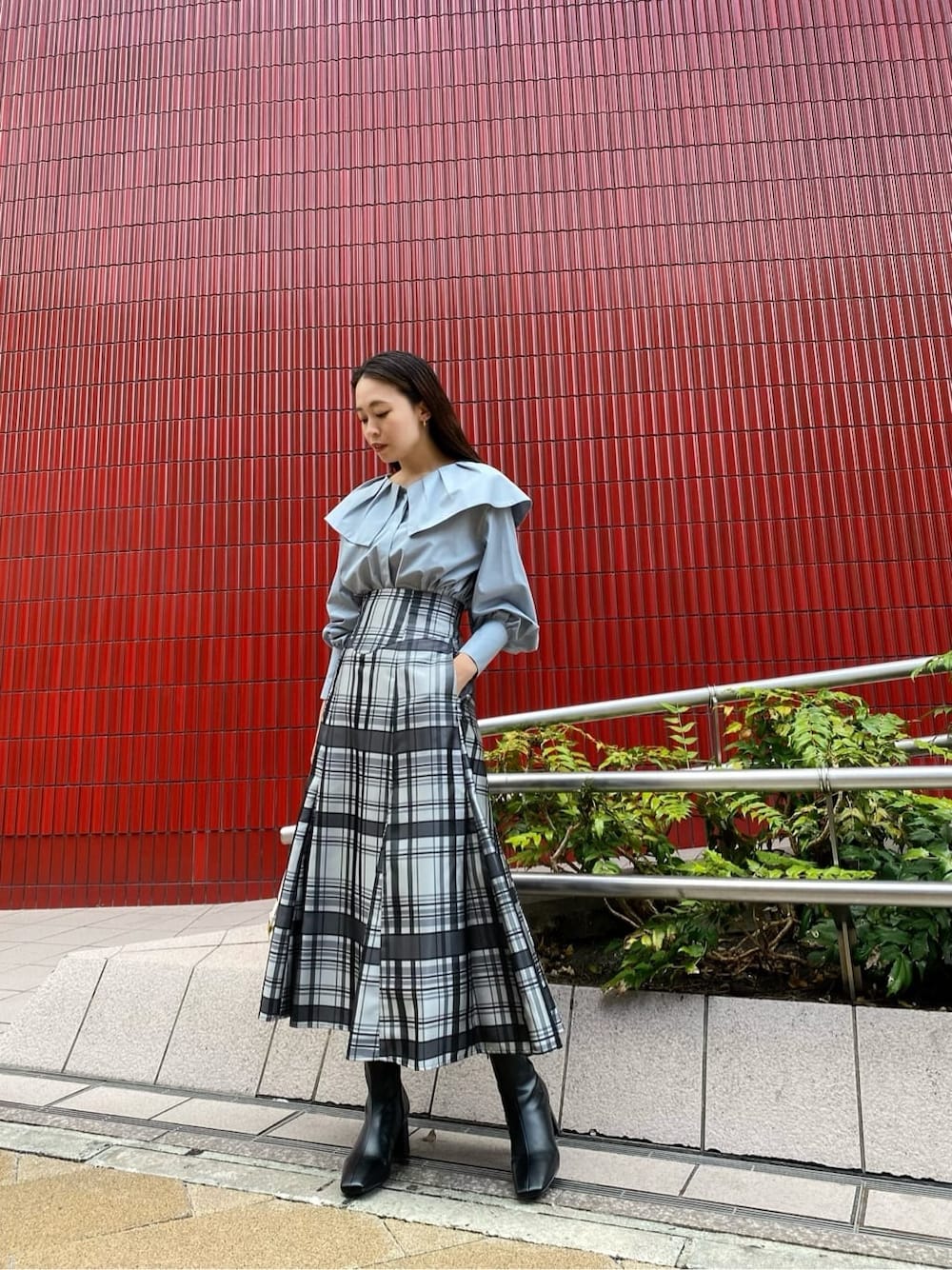 ホワイト系のショルダーバッグ、ブルー系のシャツ/ブラウス、ブラック系のブーツを着用したレディースの夏コーディネートの4枚目の写真