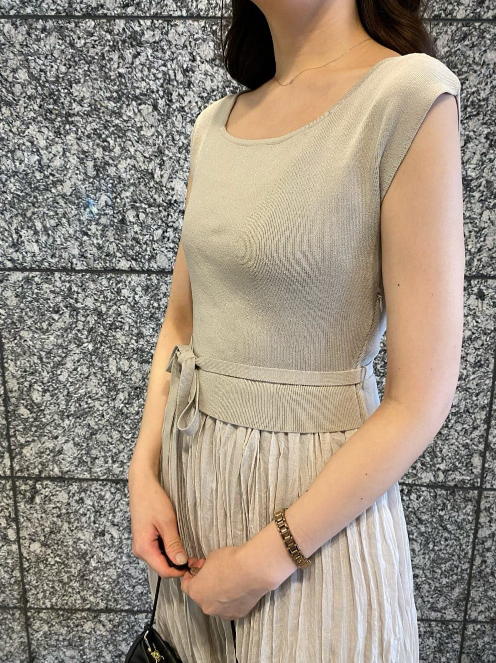 ブラウン系のパンプス、ブラック系のハンドバッグ、グレー系のワンピースを着用したレディースの夏コーディネートの4枚目の写真