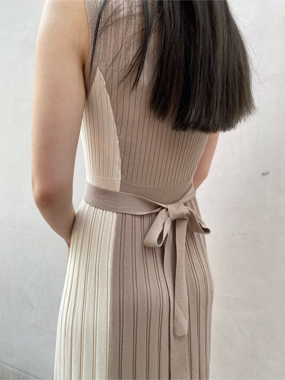 ベージュ系のワンピースを着用したレディースの夏コーディネートの2枚目の写真