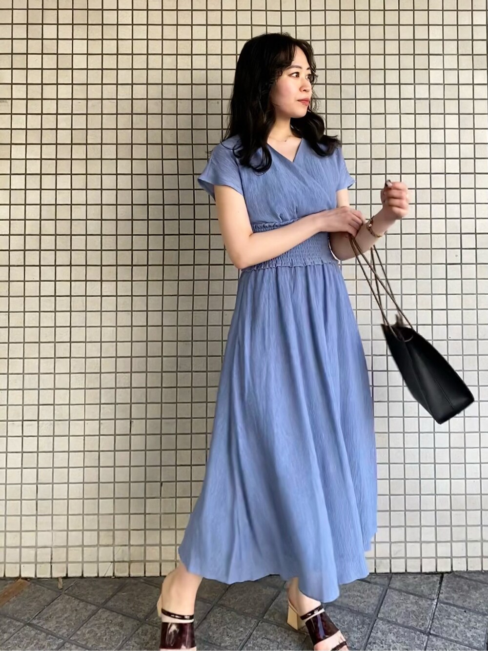 その他のその他シューズ、ブルー系のワンピースを着用したレディースの夏コーディネートの2枚目の写真