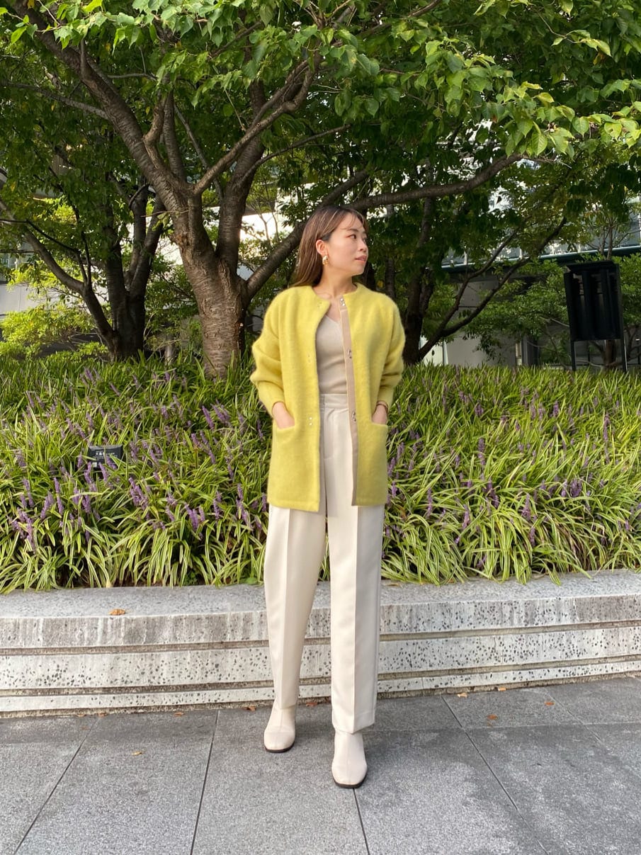 ホワイト系のステンカラーコート、ホワイト系のその他パンツ、ホワイト系のハンドバッグを着用したレディースの秋コーディネートの8枚目の写真