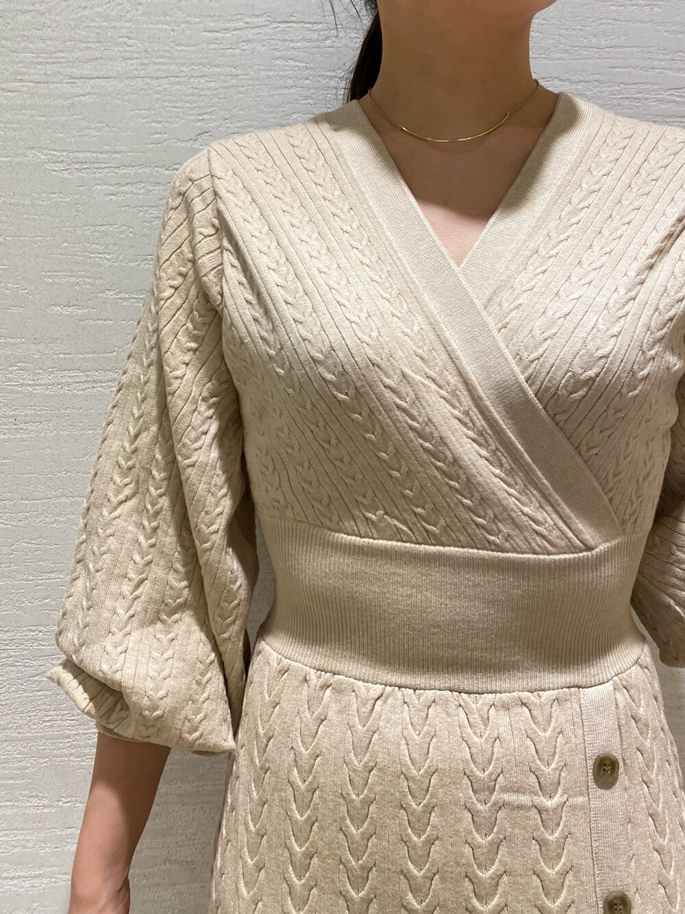 「ニットワンピース、ケーブル編み、カシュクール、ロングコート」｜「LAGUNAMOONのカシュクールケーブルニットワンピース（ワンピース、ホワイト系）」を使った、林さん（レディース・163cm）の秋コーディネートの5枚目の写真
