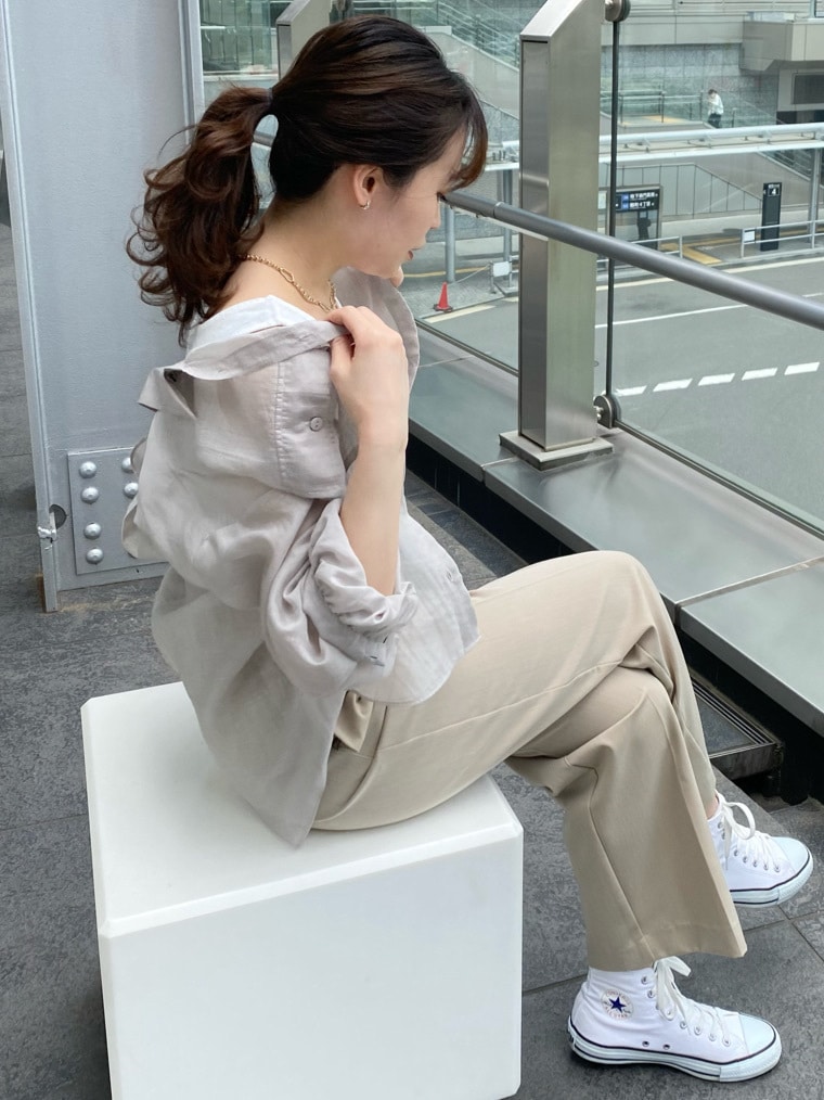 グレー系のシャツ/ブラウス、ベージュ系のその他パンツ、ホワイト系のTシャツ/カットソーを着用したレディースの春コーディネートの5枚目の写真