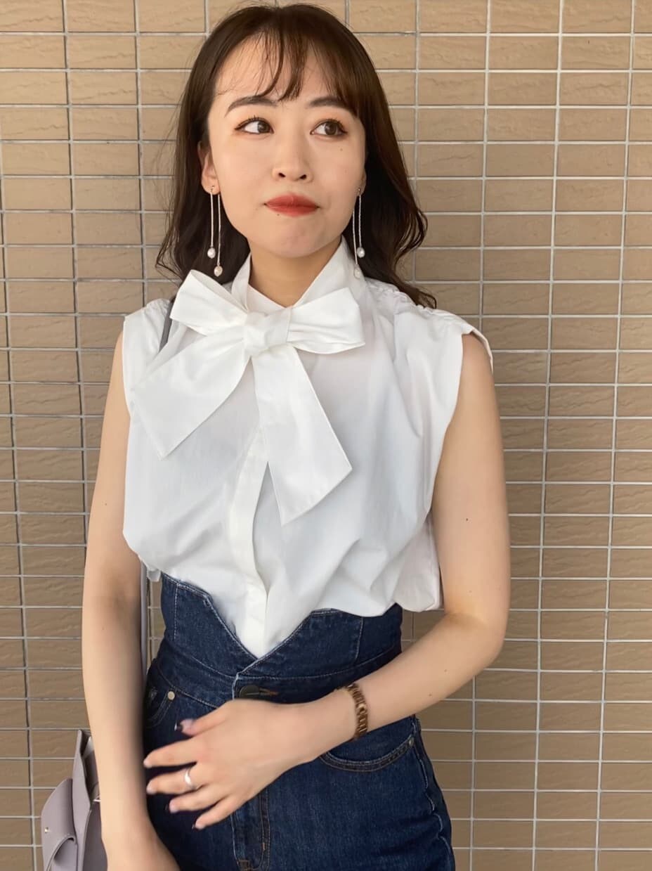 ブルー系のデニムパンツ、ホワイト系のシャツ/ブラウスを着用したレディースの夏コーディネートの2枚目の写真