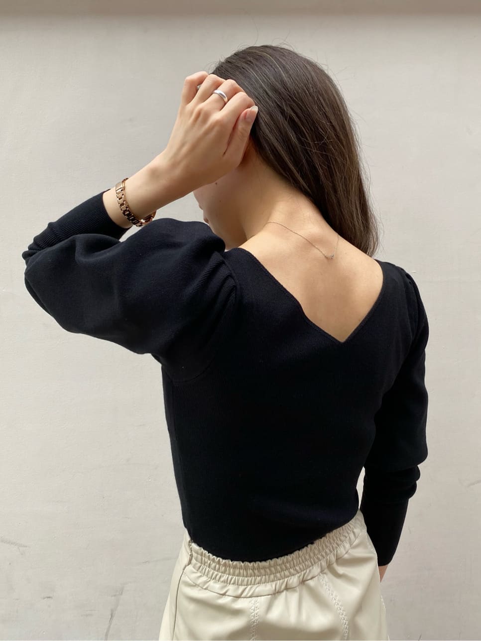 ホワイト系のスカート、ブラック系のその他シューズ、その他のテーラードジャケットを着用したレディースの秋コーディネートの5枚目の写真