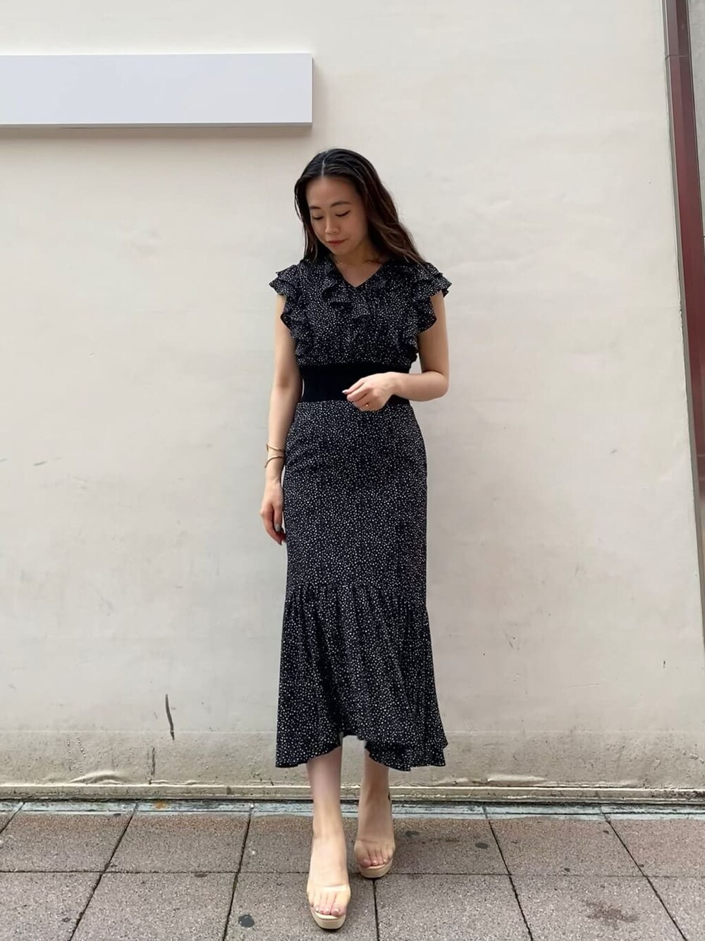 その他のパンプス、ブラック系のワンピース、ゴールド系のネックレスを着用したレディースの夏コーディネートの2枚目の写真