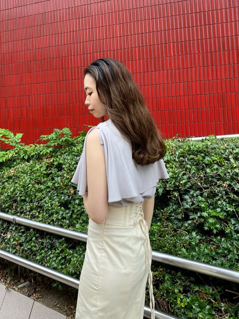 ホワイト系のスカート、ベージュ系のサンダル、グレー系のシャツ/ブラウスを着用したレディースの夏コーディネートの5枚目の写真