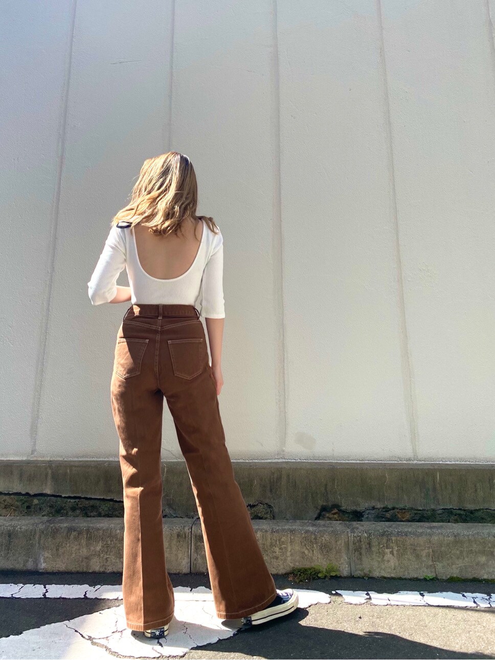 ブラウン系のその他パンツ、ホワイト系のTシャツ/カットソーを着用したレディースの春コーディネートの2枚目の写真
