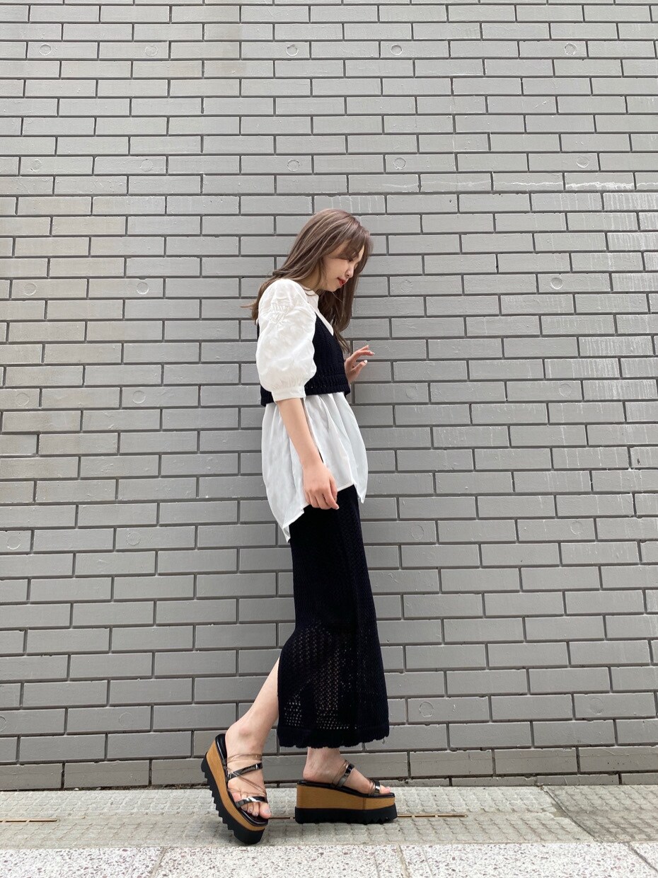 ブラック系のサンダル、ブラック系のシャツ/ブラウス、ブラック系のスカートを着用したレディースの春コーディネートの3枚目の写真