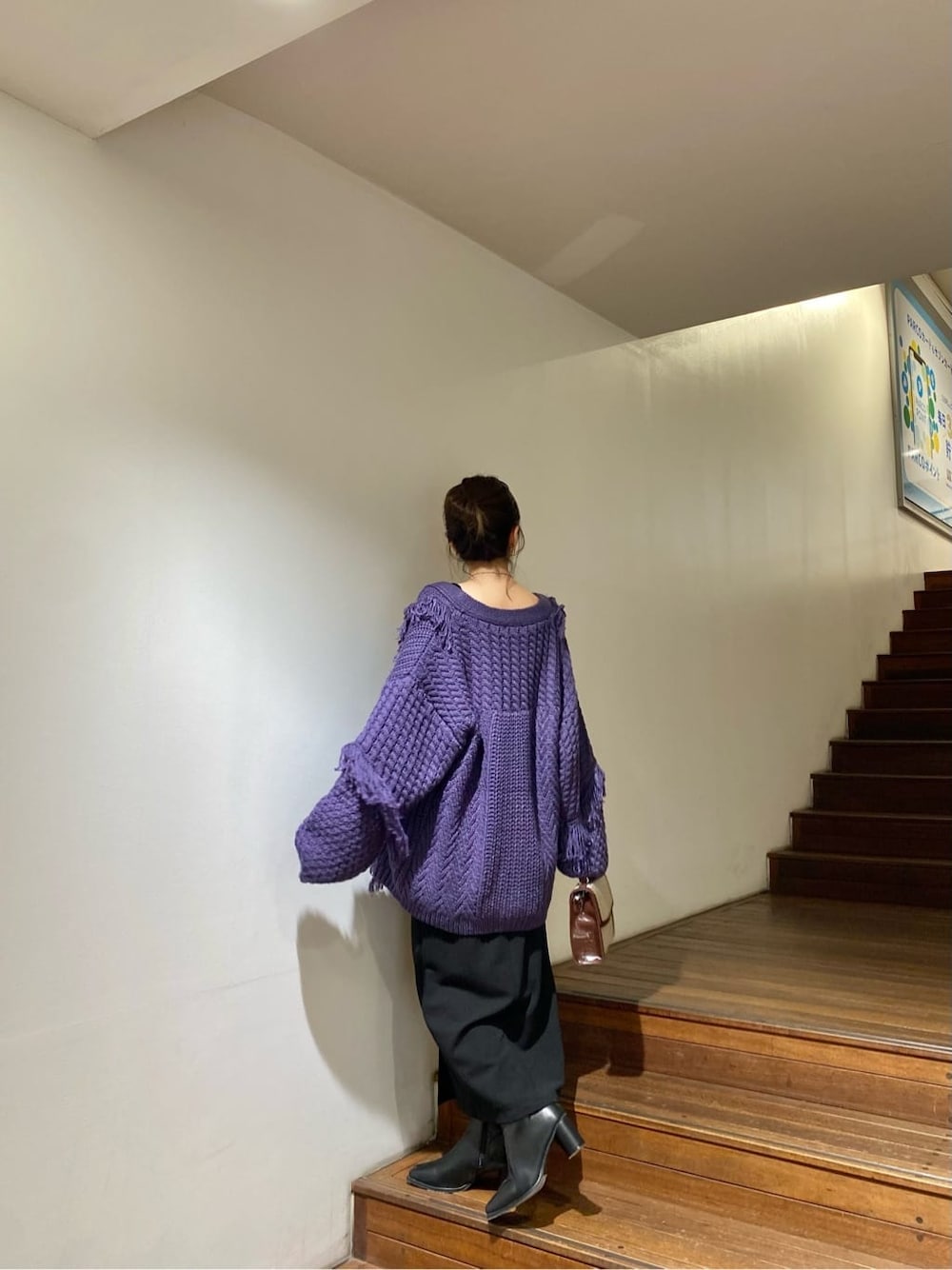 ブラック系のスカート、ブラック系のブーツ、パープル系のカーディガン/ボレロを着用したレディースの秋コーディネートの4枚目の写真