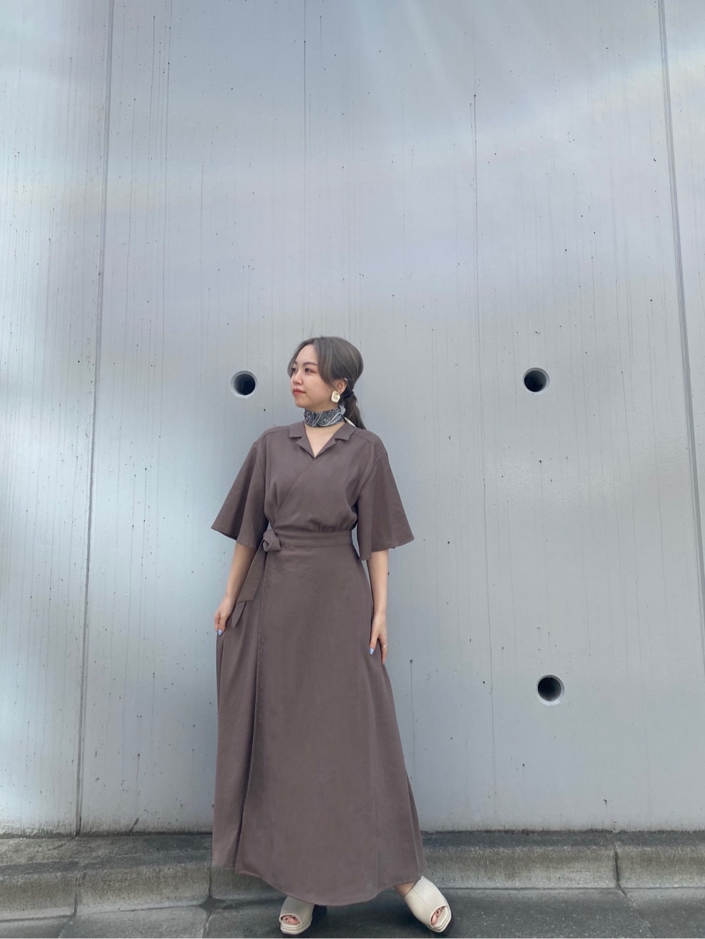 ホワイト系のサンダル、ベージュ系のワンピース、ホワイト系のストール/ショールを着用したレディースの春コーディネートの2枚目の写真