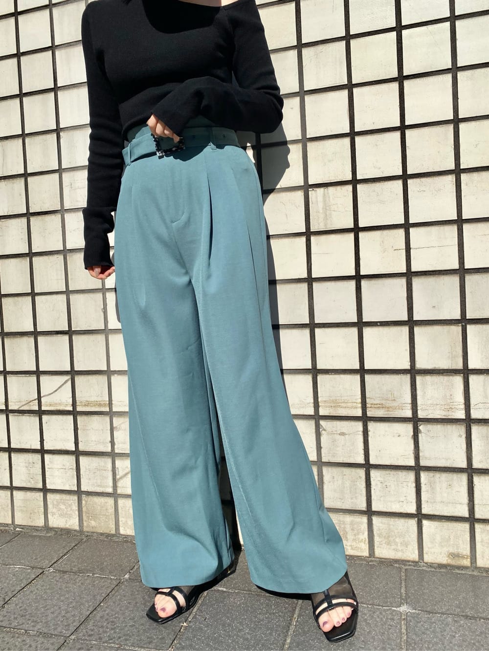 ブラック系のニット/セーター、グリーン系のその他パンツ、ブラック系のブーツを着用したレディースの冬コーディネートの4枚目の写真